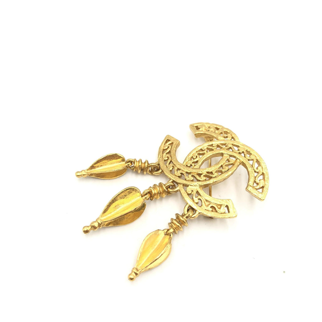 Broche Chanel plaqué or avec logo CC
