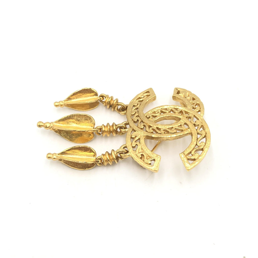 Broche Chanel plaqué or avec logo CC