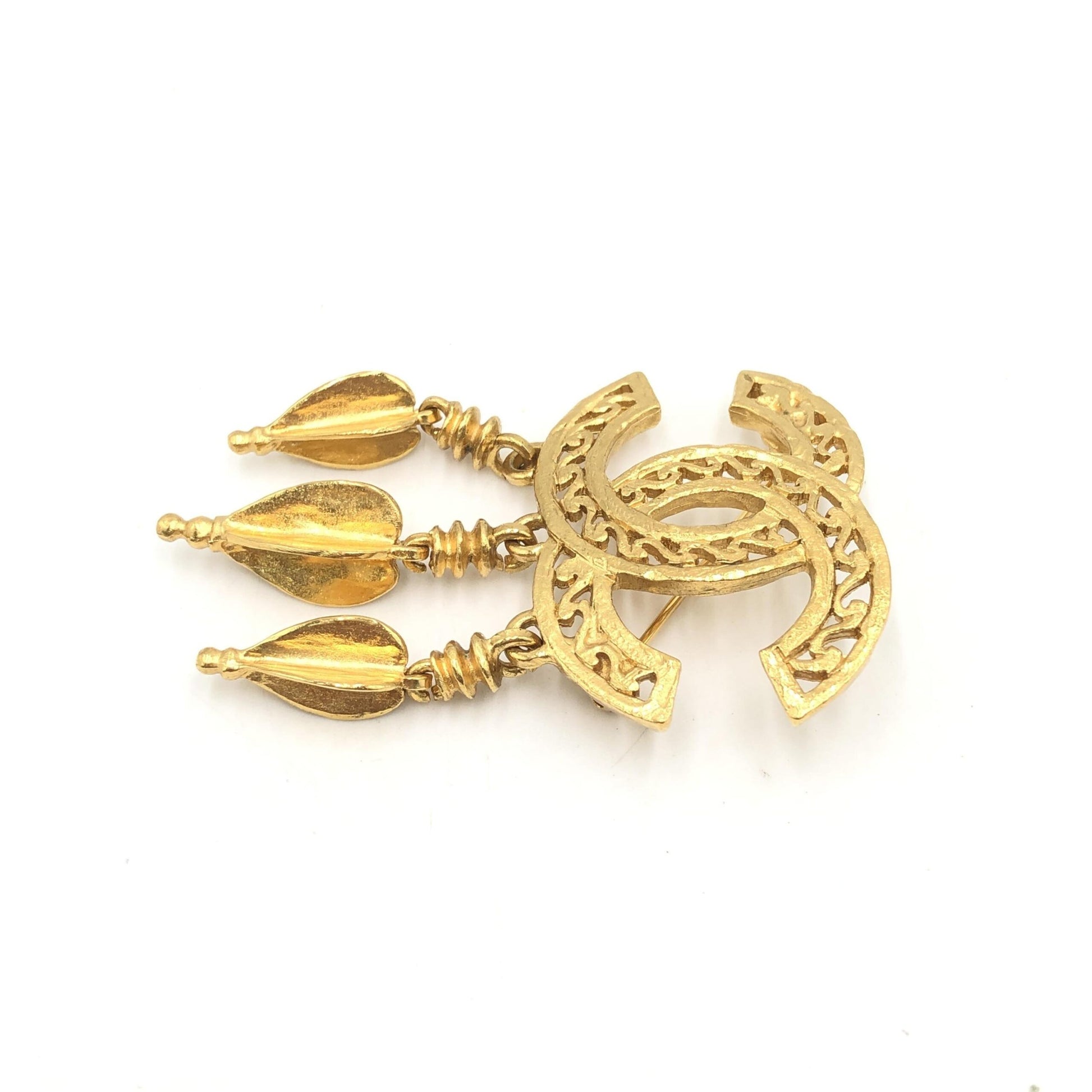 Broche Chanel plaqué or avec logo CC