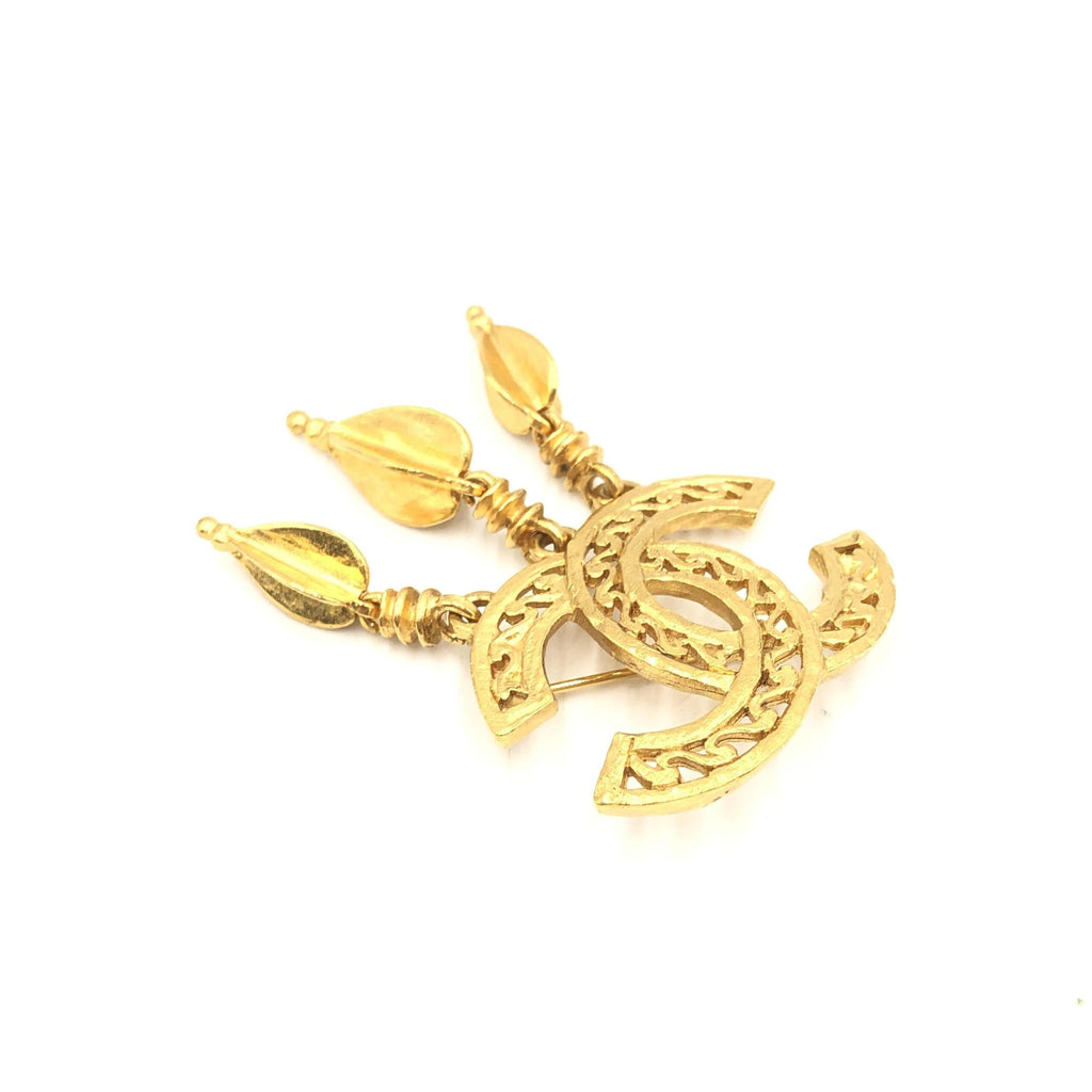 Broche Chanel plaqué or avec logo CC