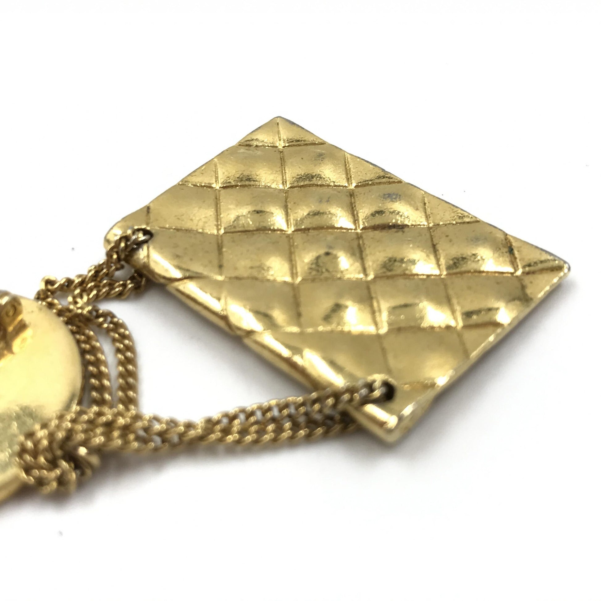 Broche motif sac plaqué or Chanel