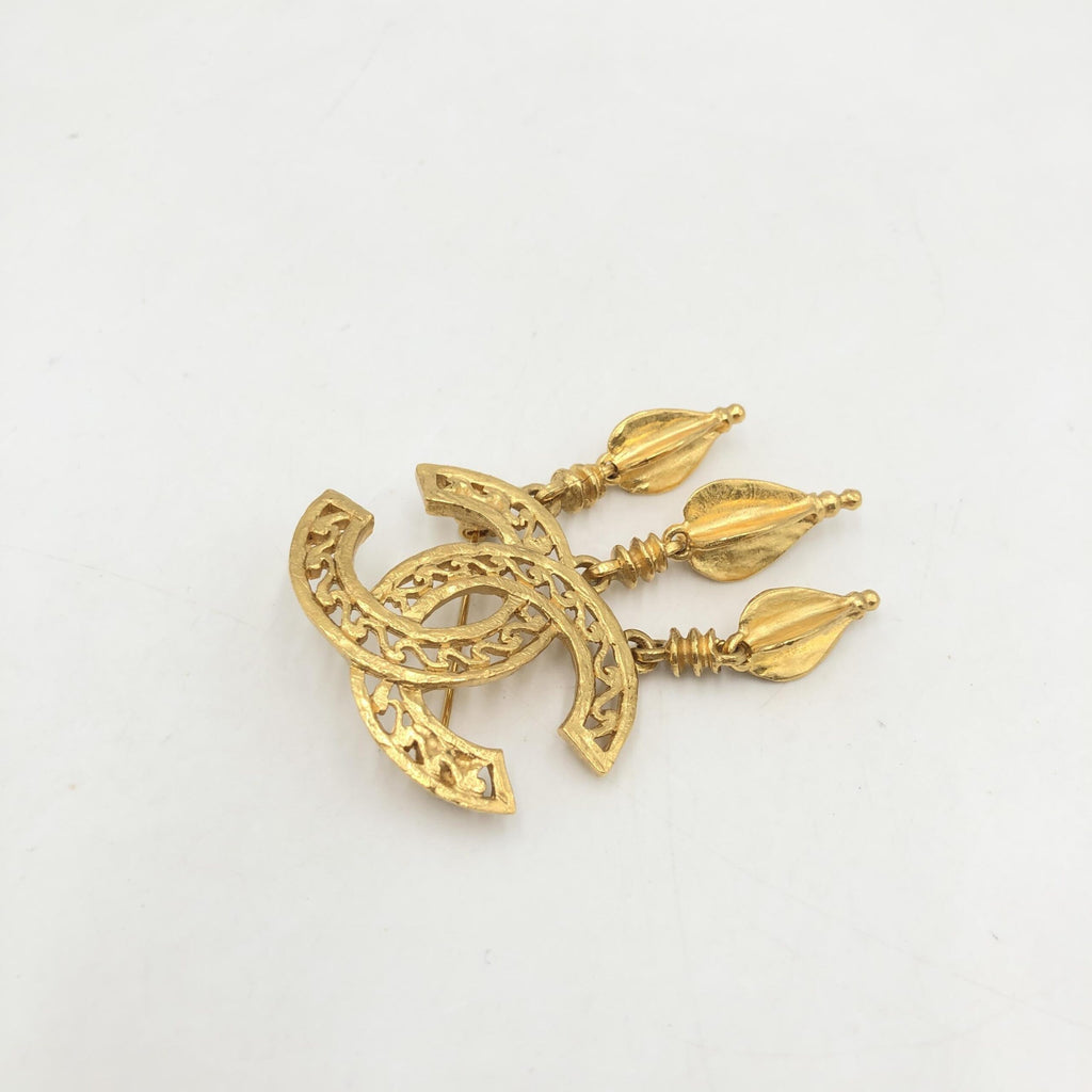 Broche Chanel plaqué or avec logo CC