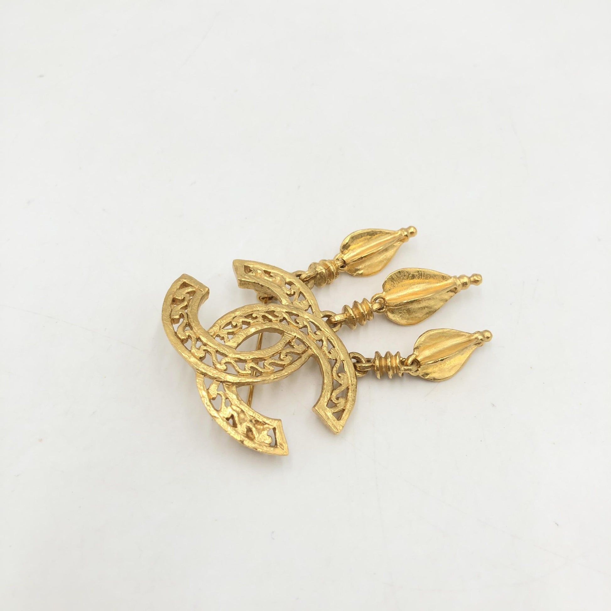 Broche Chanel plaqué or avec logo CC