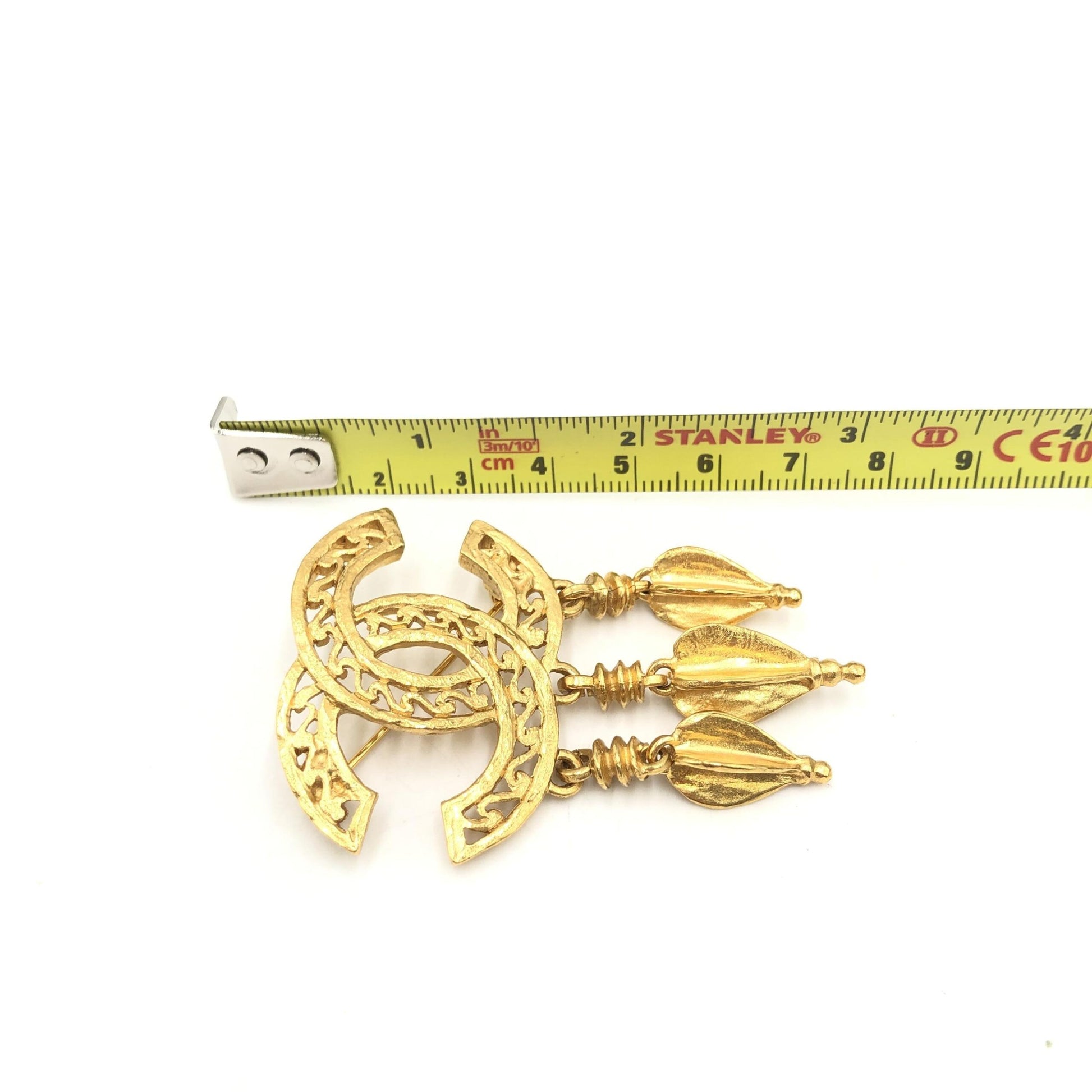 Broche Chanel plaqué or avec logo CC