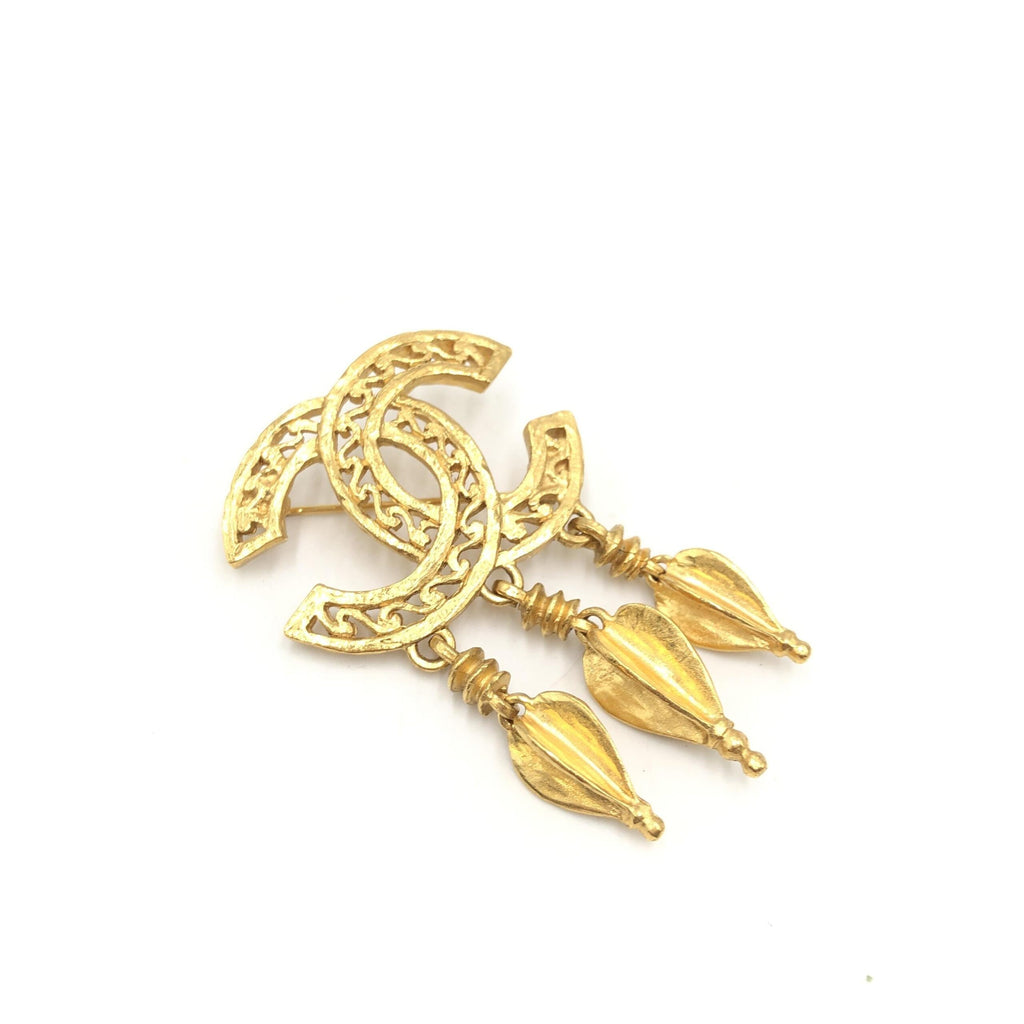 Broche Chanel plaqué or avec logo CC