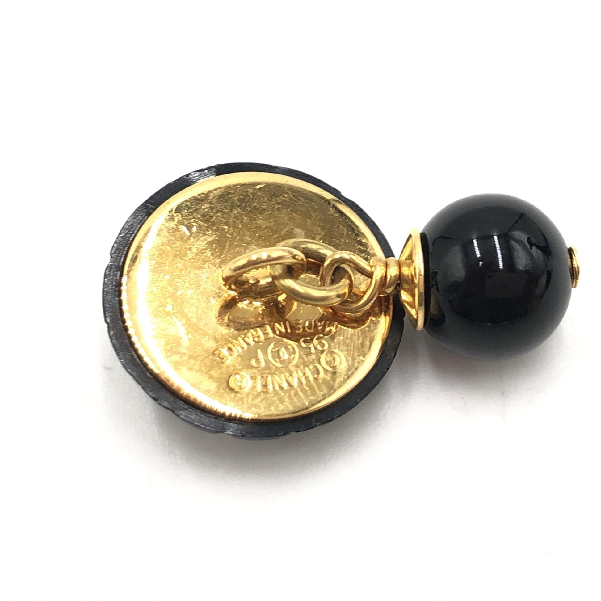 Boutons de manchette Chanel Matelassé Coco Mark en plastique noir