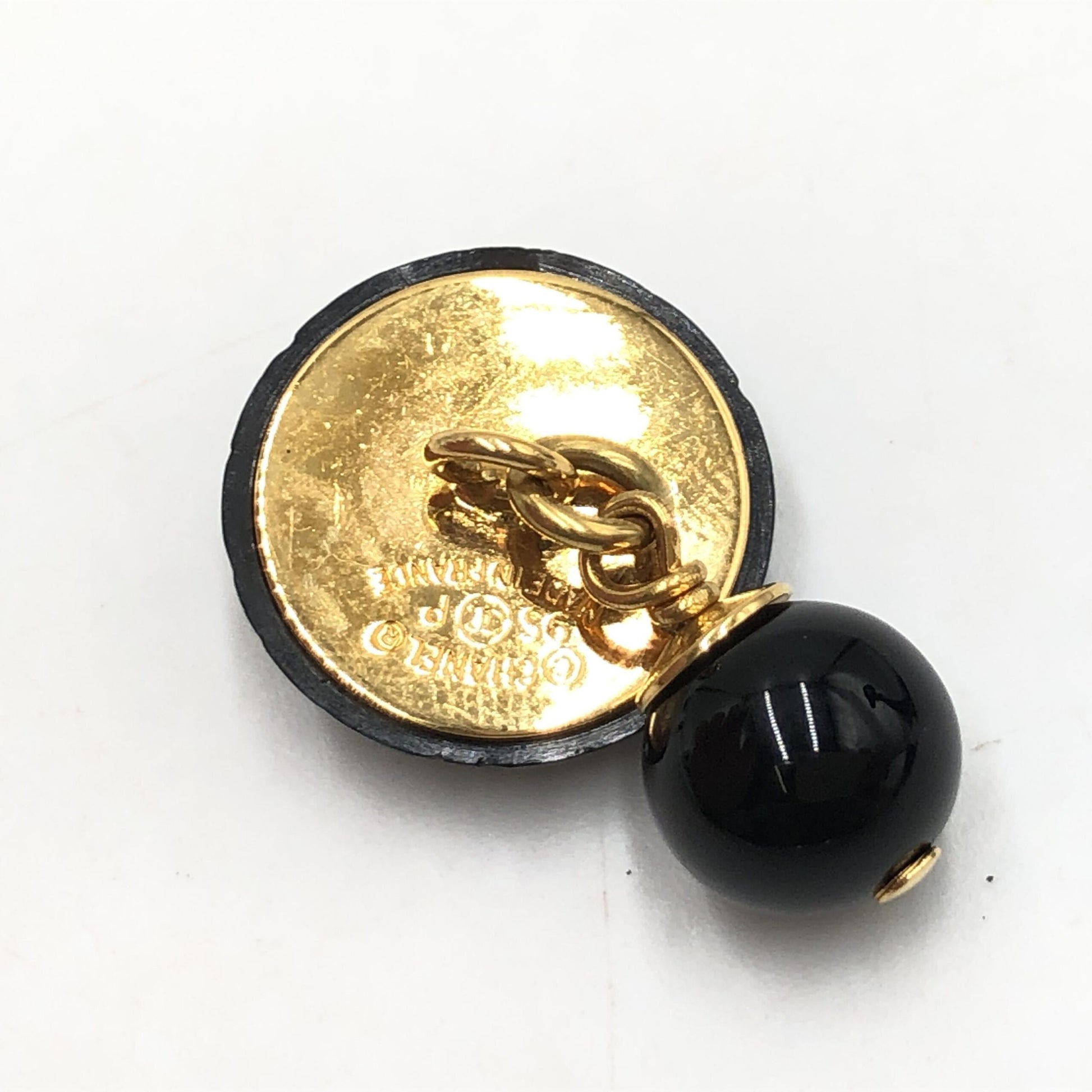 Boutons de manchette Chanel Matelassé Coco Mark en plastique noir