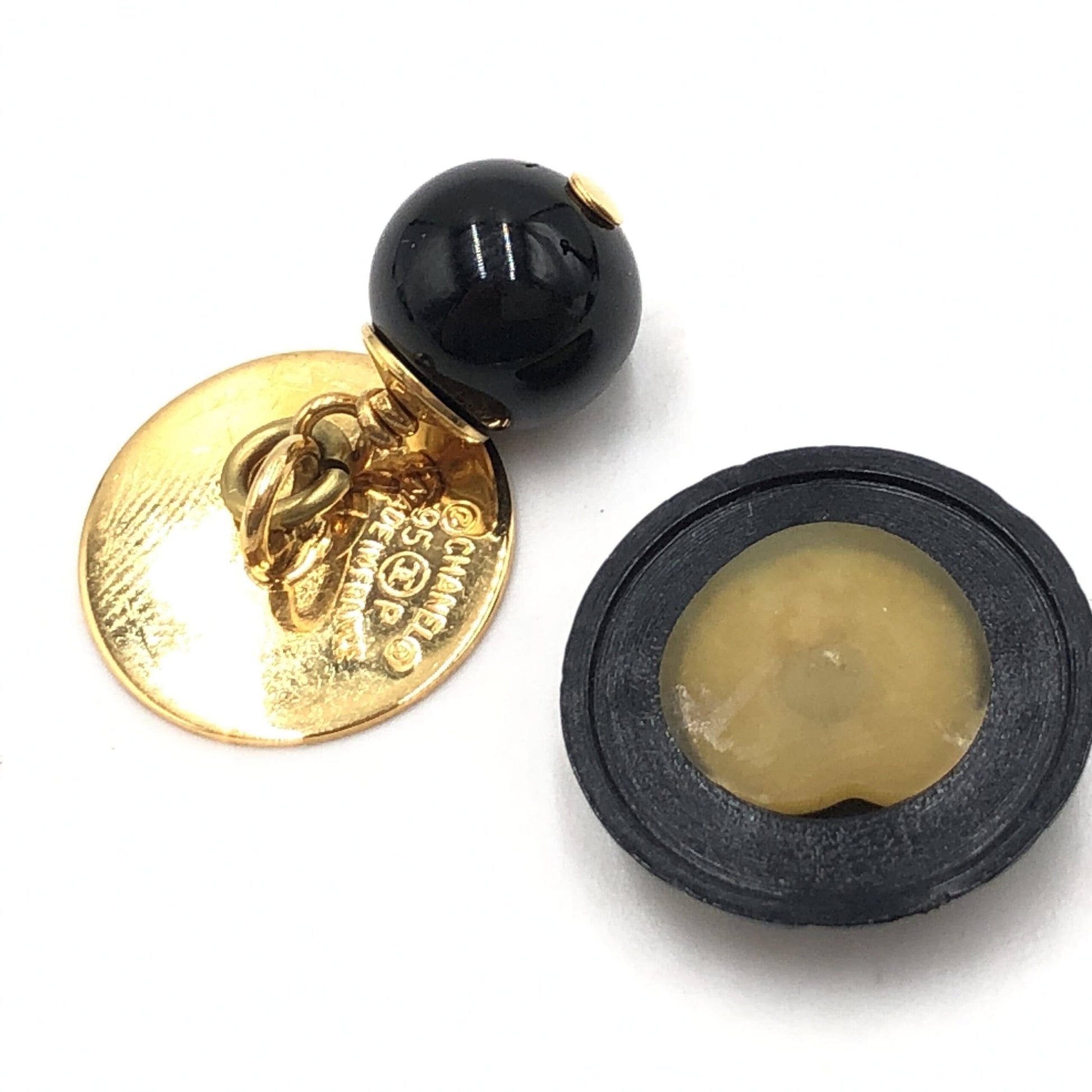Boutons de manchette Chanel Matelassé Coco Mark en plastique noir