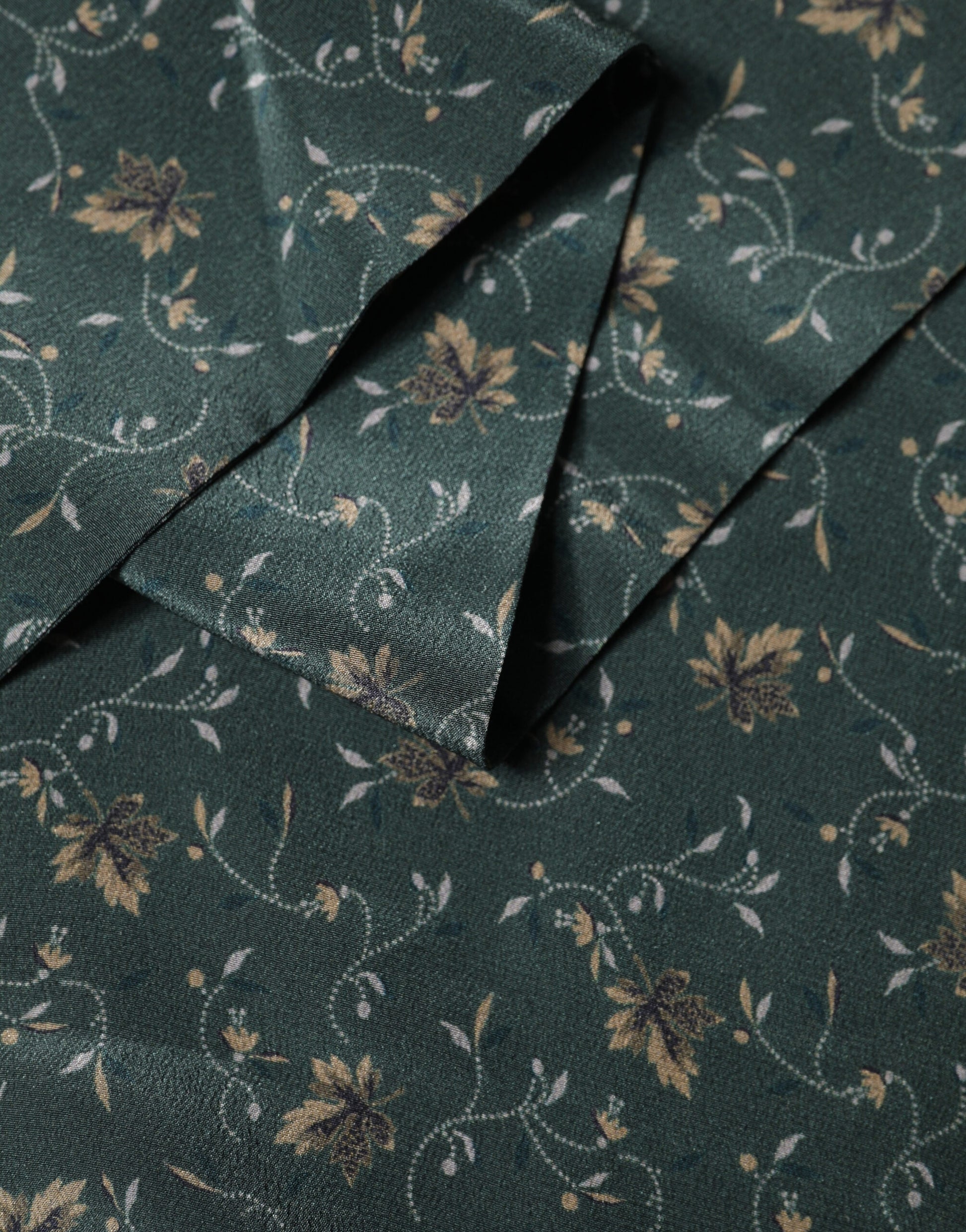 Écharpe Dolce & Gabbana en soie verte à motif floral, frangée, 135 cm x 16 cm