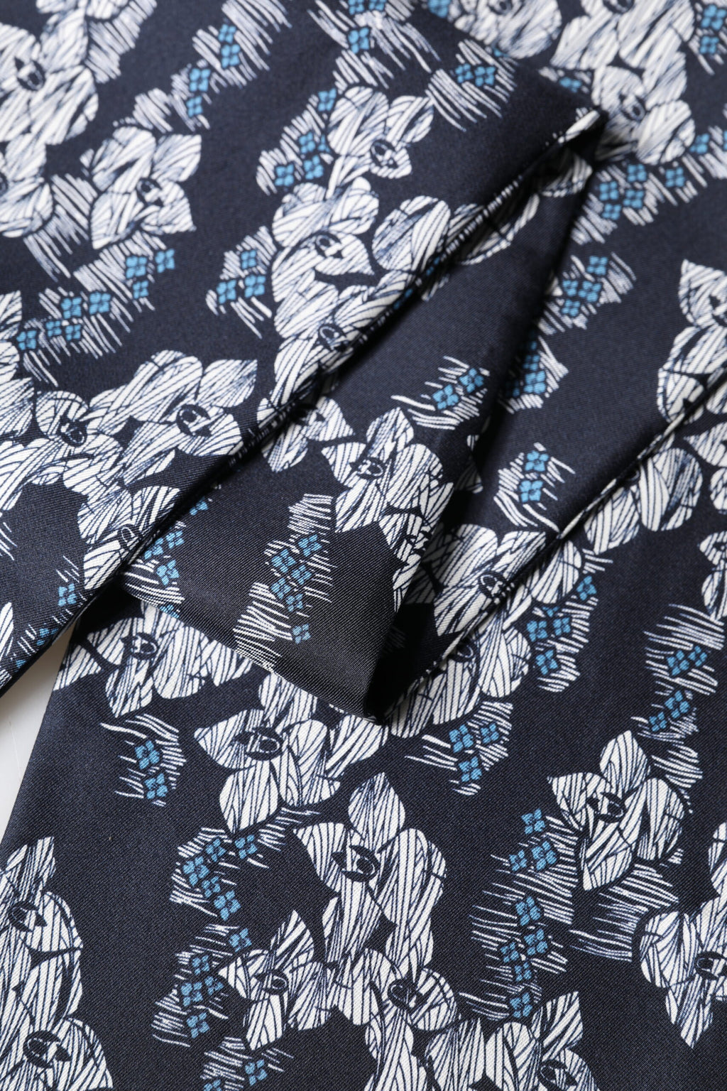 Écharpe Dolce & Gabbana en Soie Noire et Bleue à Motif Floral et Franges 140cm x 16cm