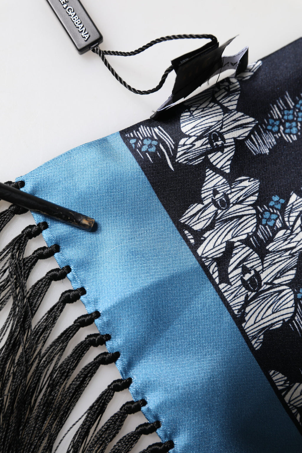 Écharpe Dolce & Gabbana en Soie Noire et Bleue à Motif Floral et Franges 140cm x 16cm