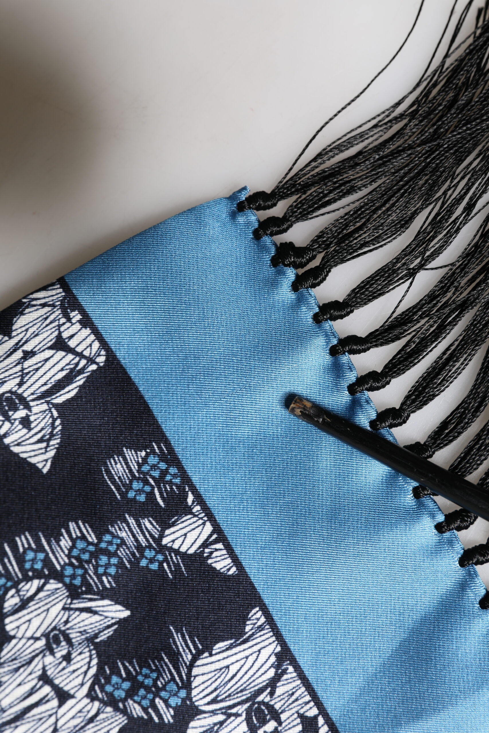 Écharpe Dolce & Gabbana en Soie Noire et Bleue à Motif Floral et Franges 140cm x 16cm