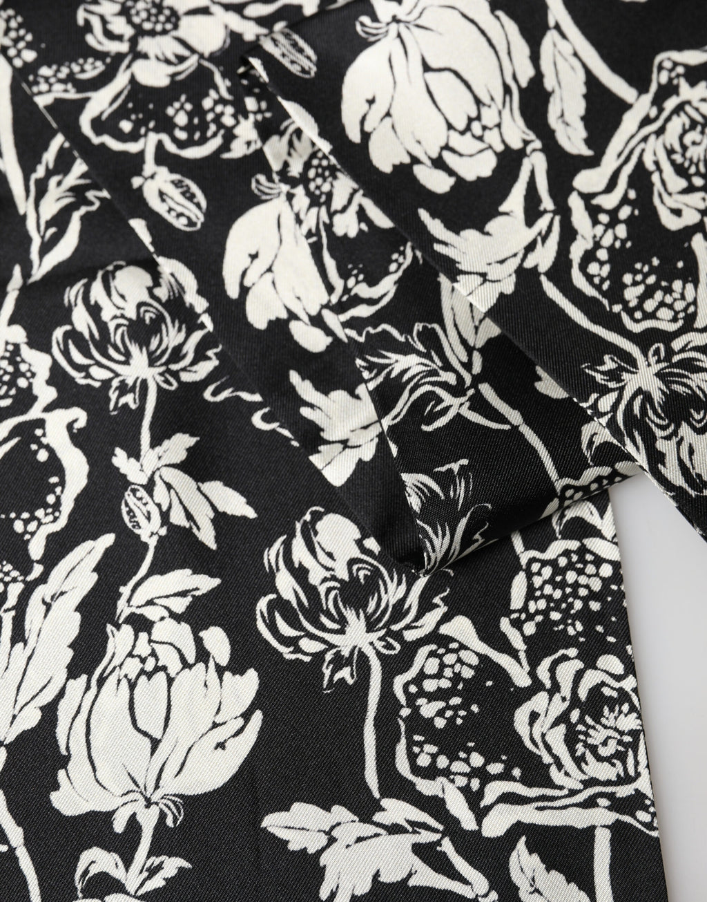 Écharpe Dolce & Gabbana en soie noire et blanche à imprimé floral, à franges, 136 cm x 15,5 cm