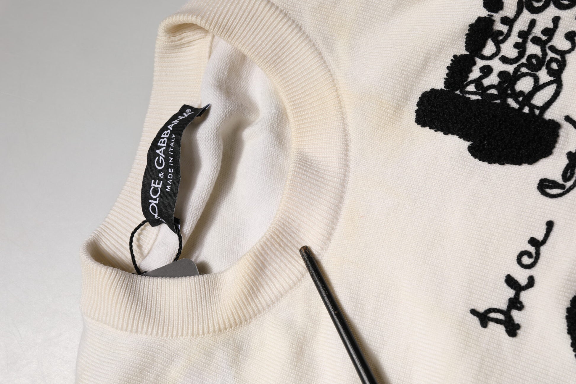 Pull ras du cou Dolce & Gabbana en pure laine vierge blanche avec logo graphique
