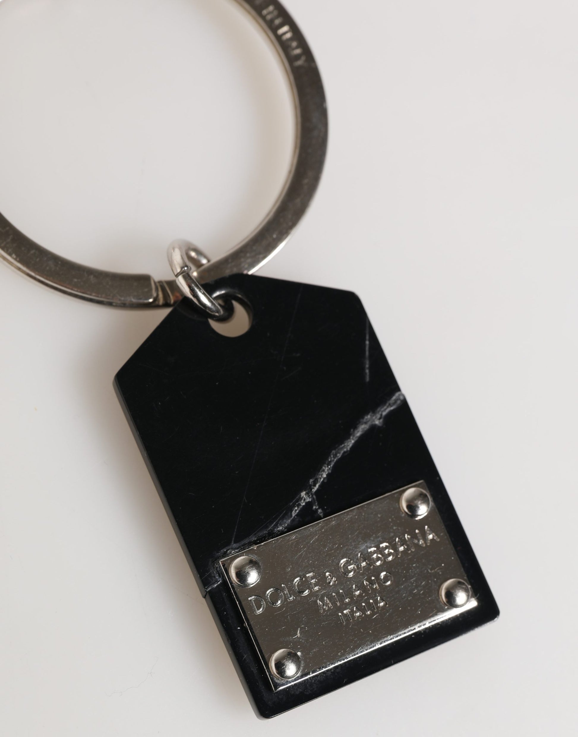Dolce & Gabbana Porte-clés en métal argenté et laiton avec logo noir