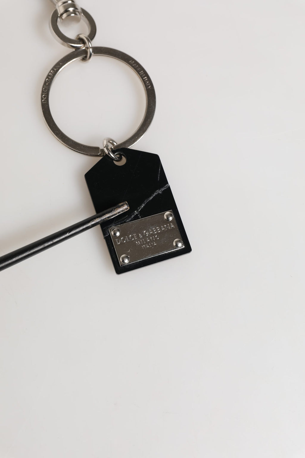 Dolce & Gabbana Porte-clés en métal argenté et laiton avec logo noir