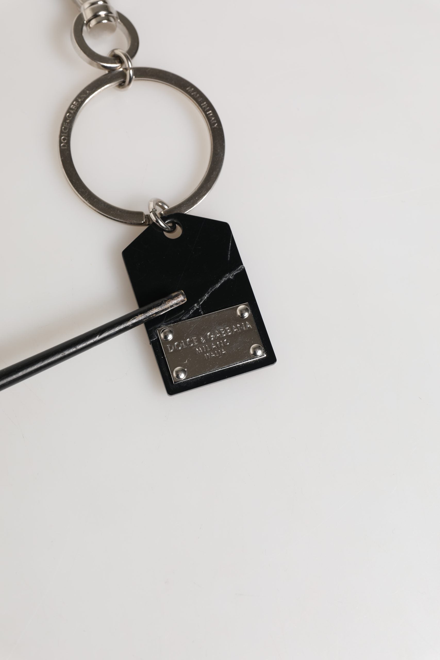 Dolce & Gabbana Porte-clés en métal argenté et laiton avec logo noir