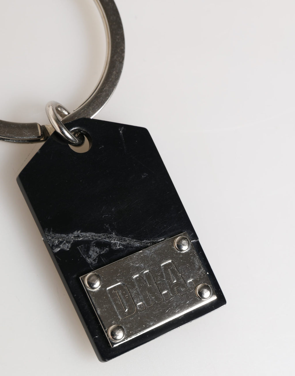 Dolce & Gabbana Porte-clés en métal argenté et laiton avec logo noir
