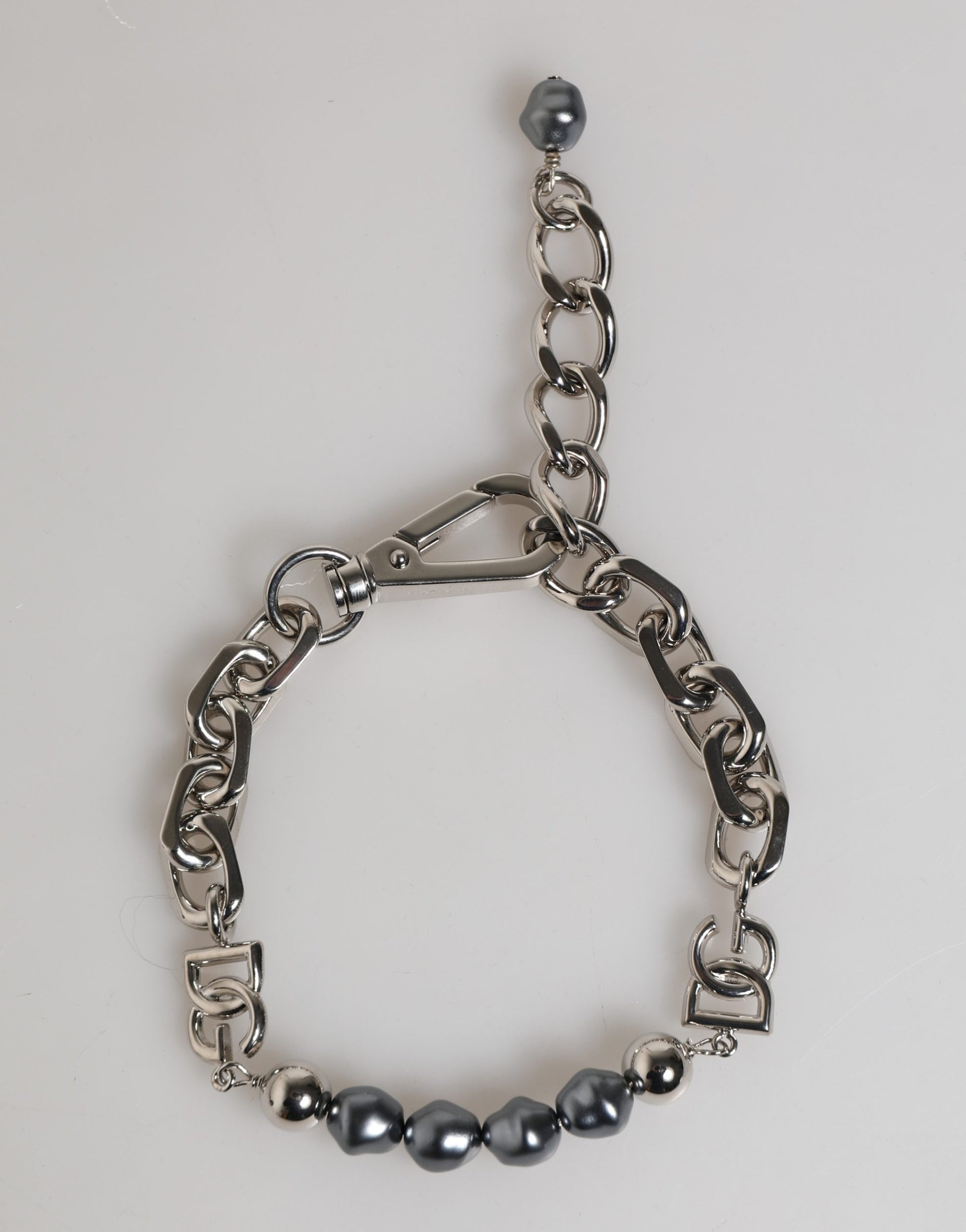 Bracelet Dolce & Gabbana en chaîne argentée, fermoir mousqueton, logo et perles grises