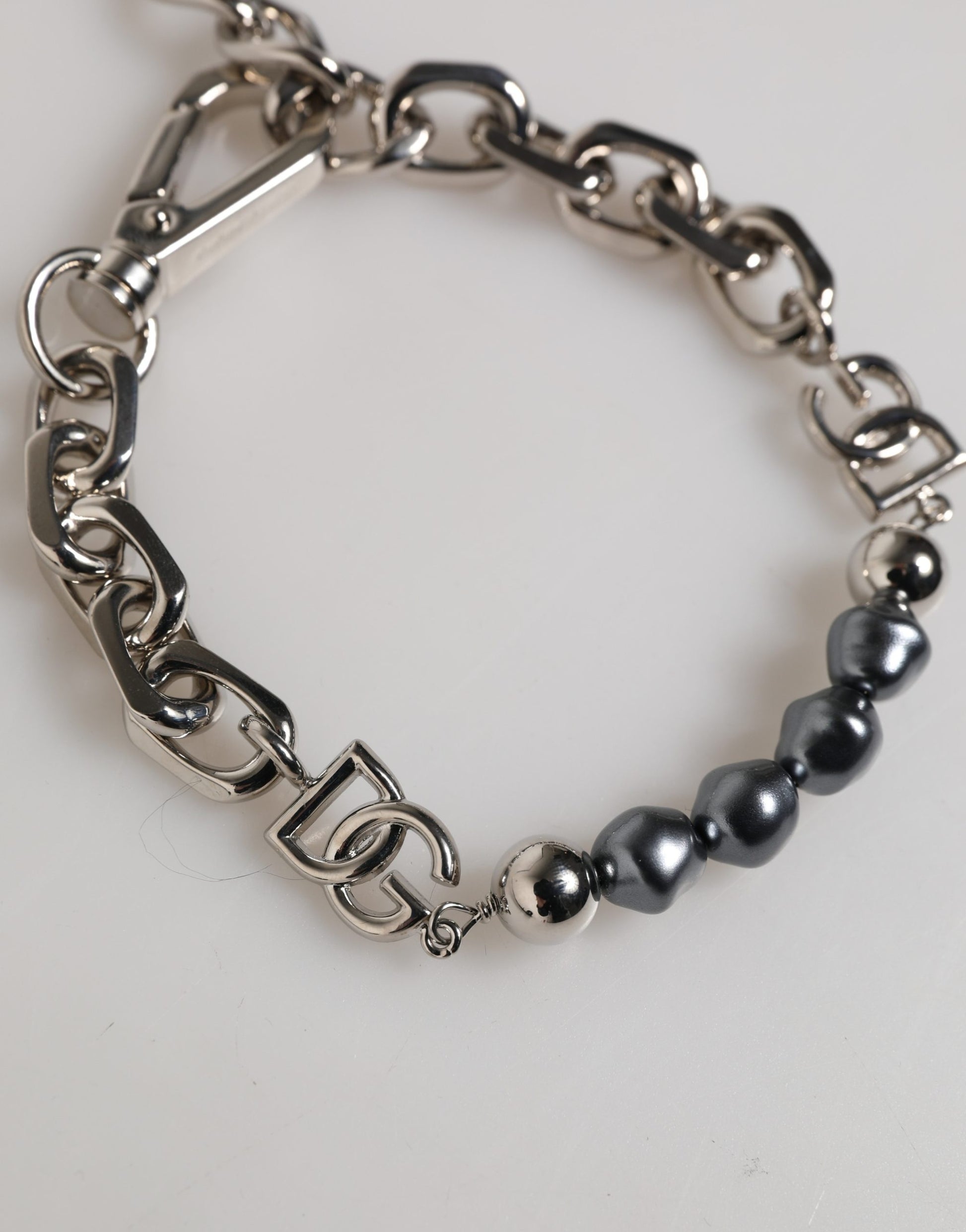 Bracelet Dolce & Gabbana en chaîne argentée, fermoir mousqueton, logo et perles grises