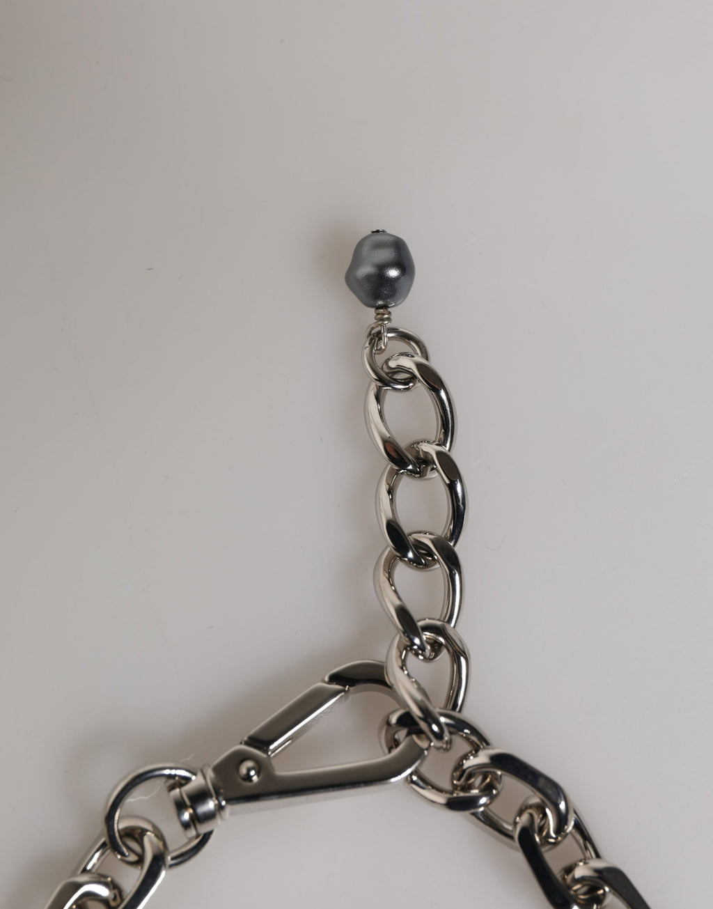Bracelet Dolce & Gabbana en chaîne argentée, fermoir mousqueton, logo et perles grises
