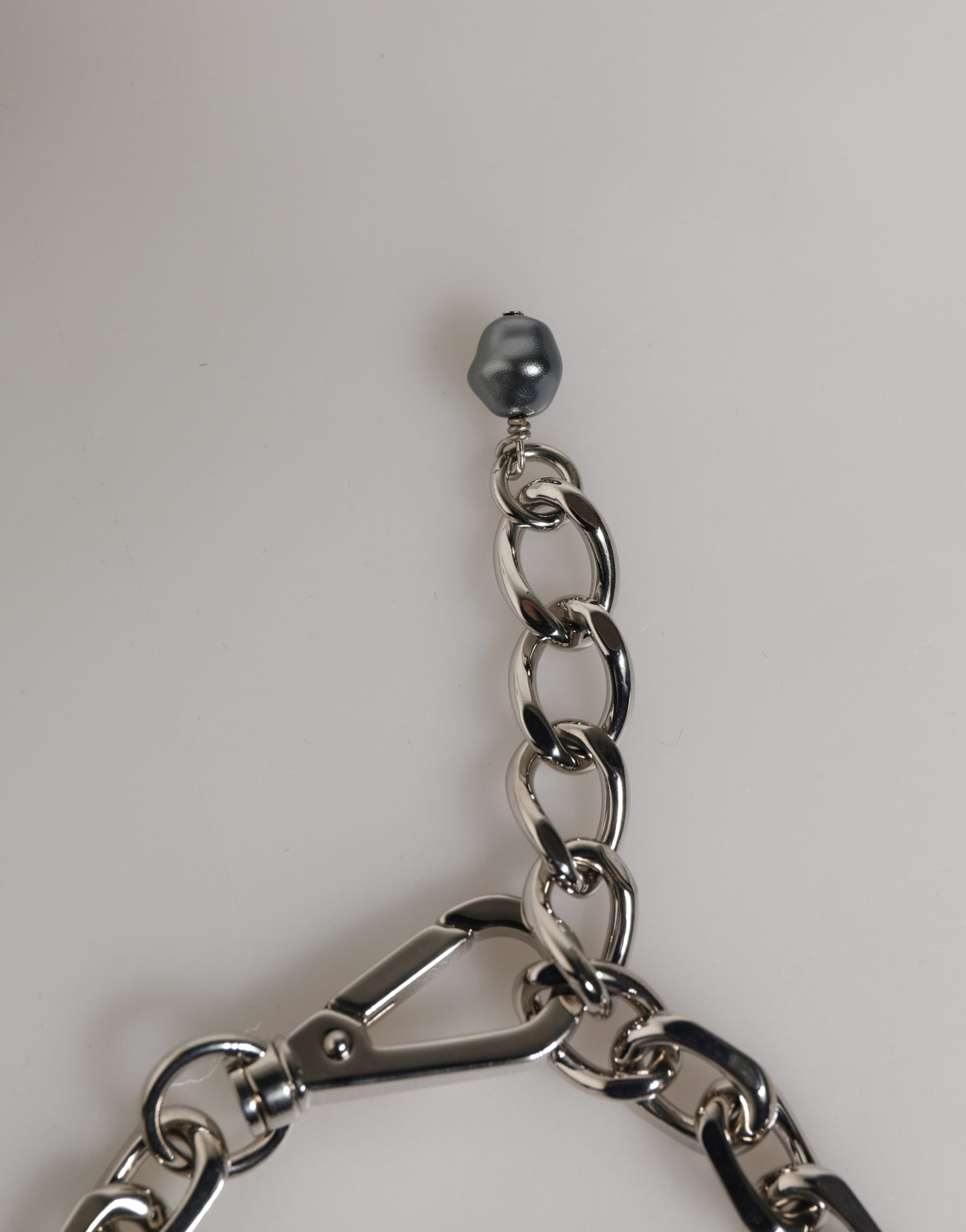 Bracelet Dolce & Gabbana en chaîne argentée, fermoir mousqueton, logo et perles grises