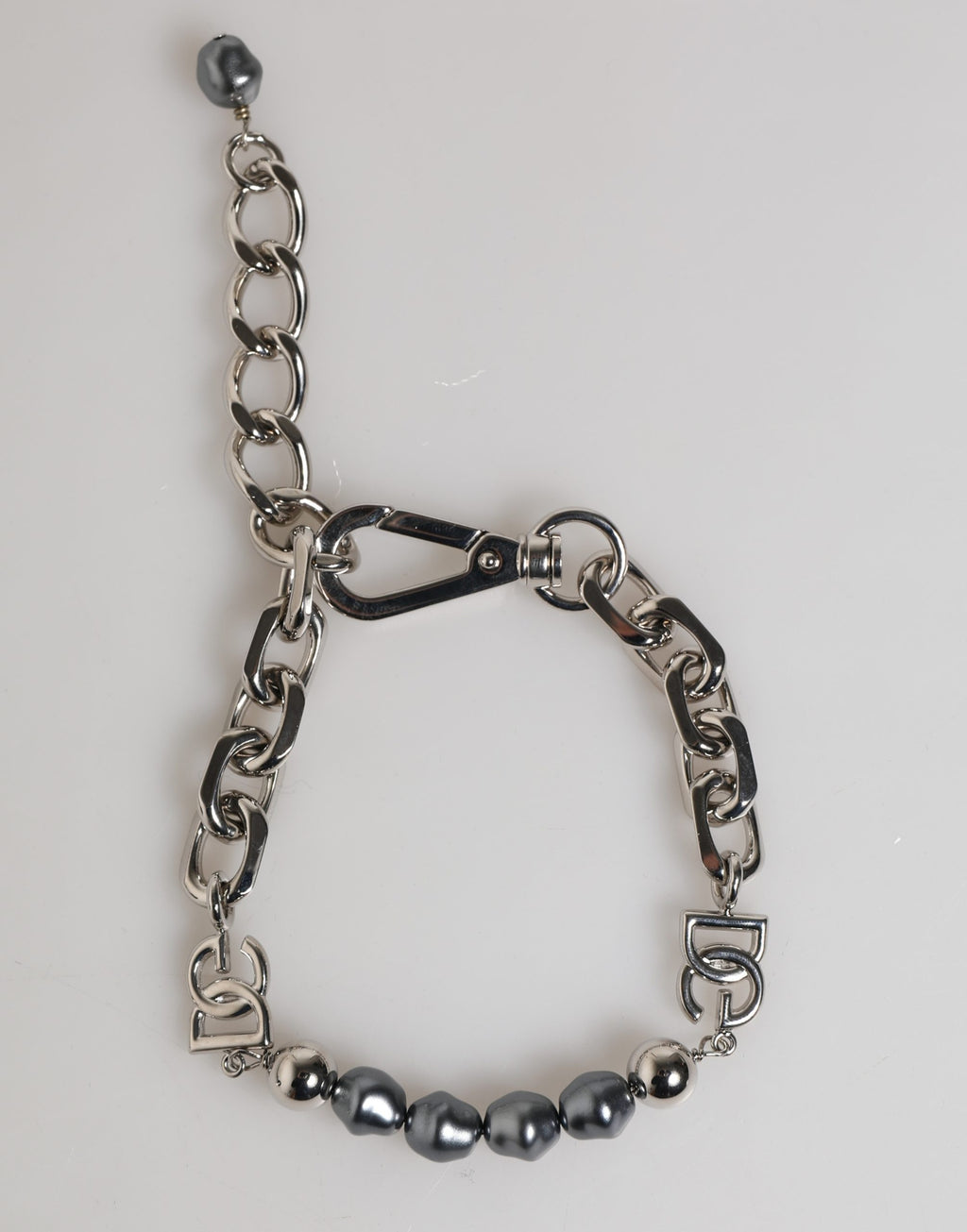 Bracelet Dolce & Gabbana en chaîne argentée, fermoir mousqueton, logo et perles grises