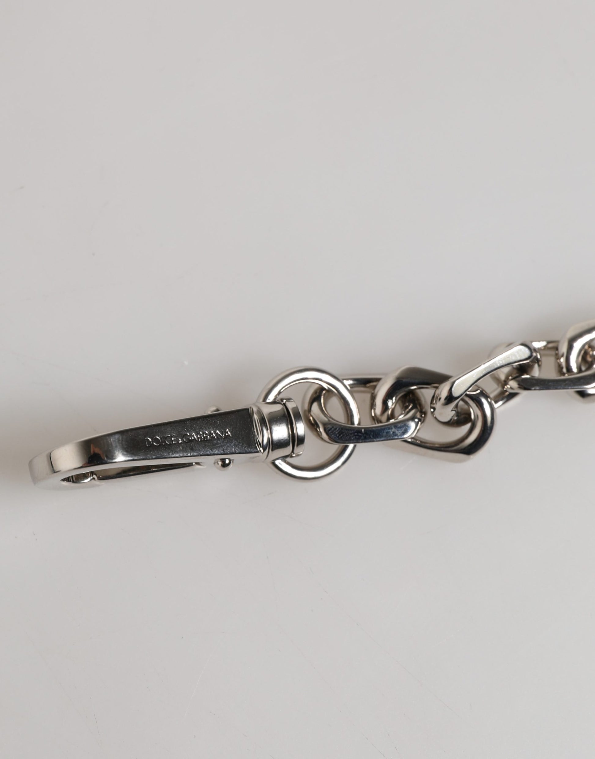 Bracelet Dolce & Gabbana en chaîne argentée, fermoir mousqueton, logo et perles grises