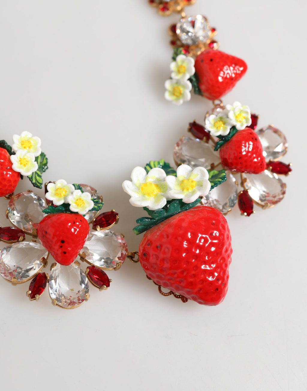 Collier Dolce & Gabbana en laiton doré avec pendentifs FRUITS, fleurs et logo en cristal