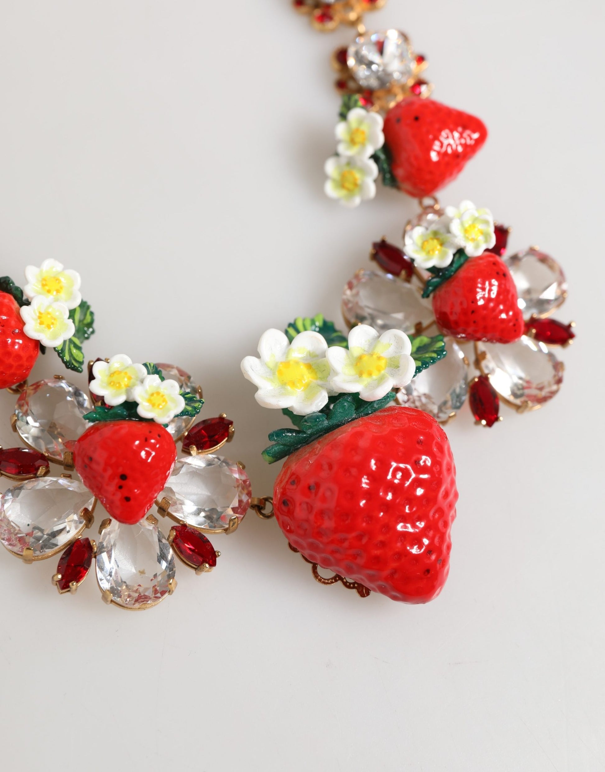 Collier Dolce & Gabbana en laiton doré avec pendentifs FRUITS, fleurs et logo en cristal