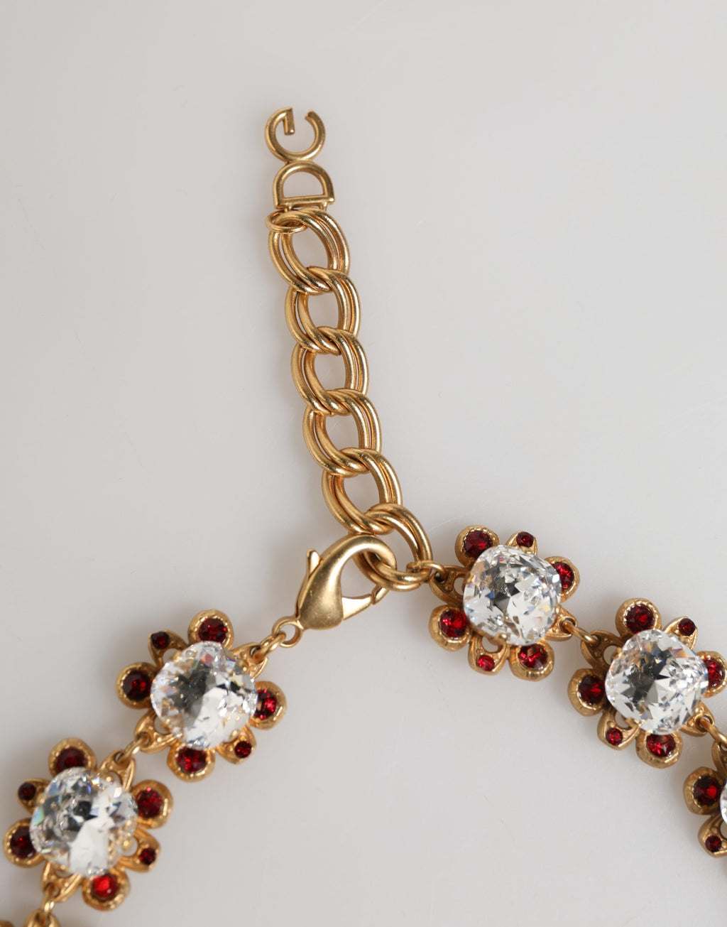 Collier Dolce & Gabbana en laiton doré avec pendentifs FRUITS, fleurs et logo en cristal