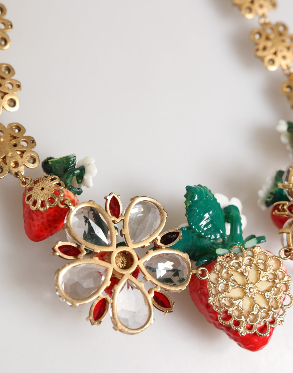 Collier Dolce & Gabbana en laiton doré avec pendentifs FRUITS, fleurs et logo en cristal