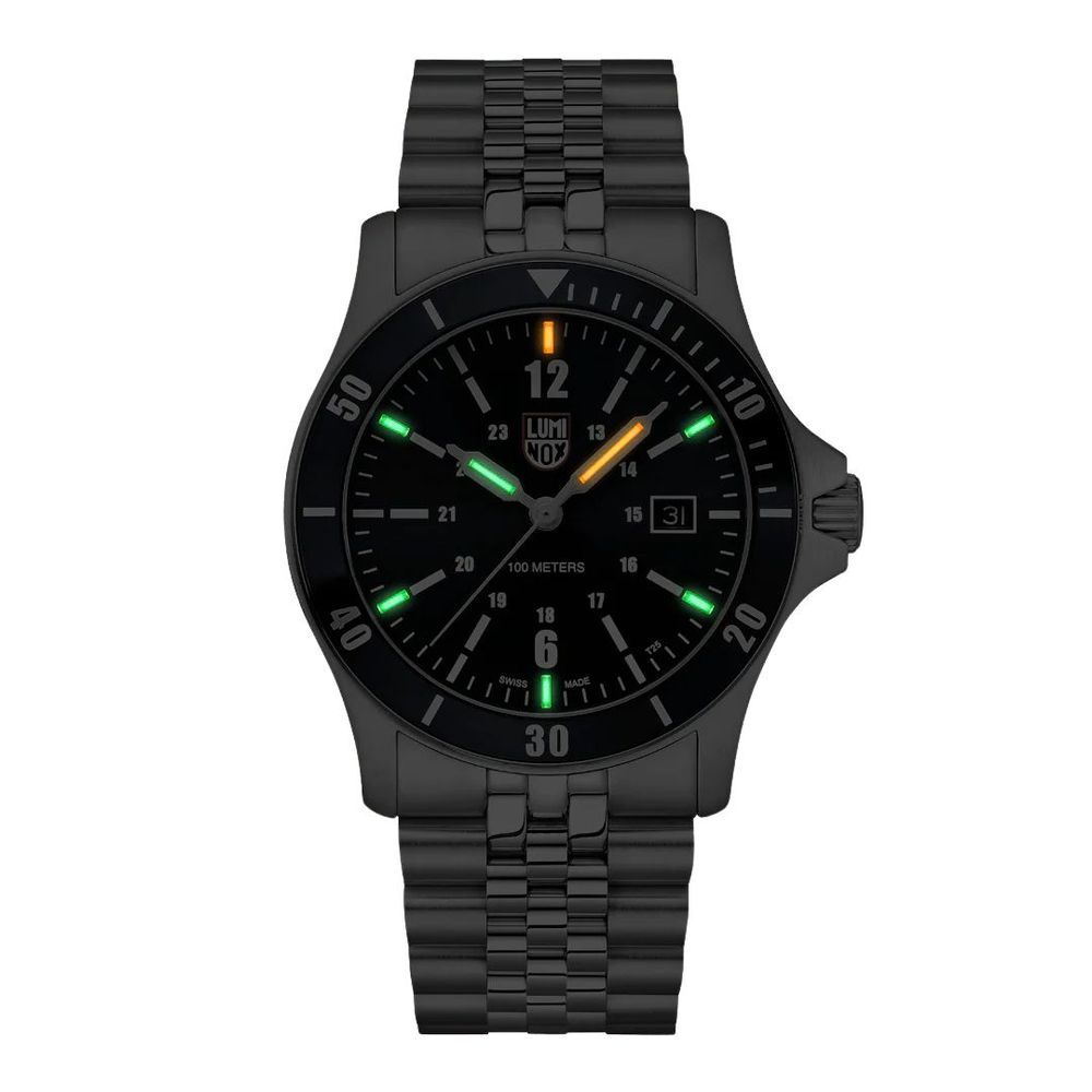 Montre de sport Luminox en acier inoxydable gris