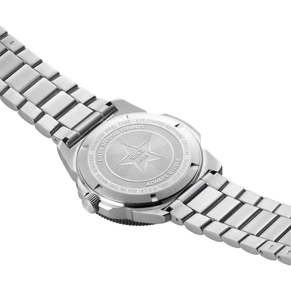 Montre de sport Luminox en acier inoxydable gris