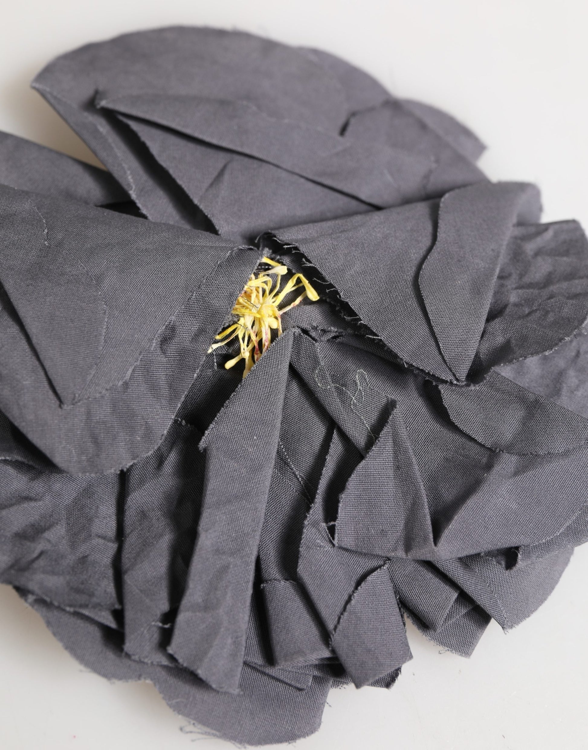 Broche Barrette Dolce & Gabbana en Tissu Popeline de Soie Mélangée à Motif Floral Gris