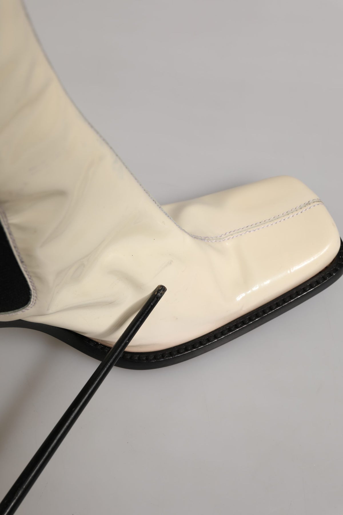Dolce & Gabbana Weiße schwarze Leder-Kniehochstiefel Schuhe