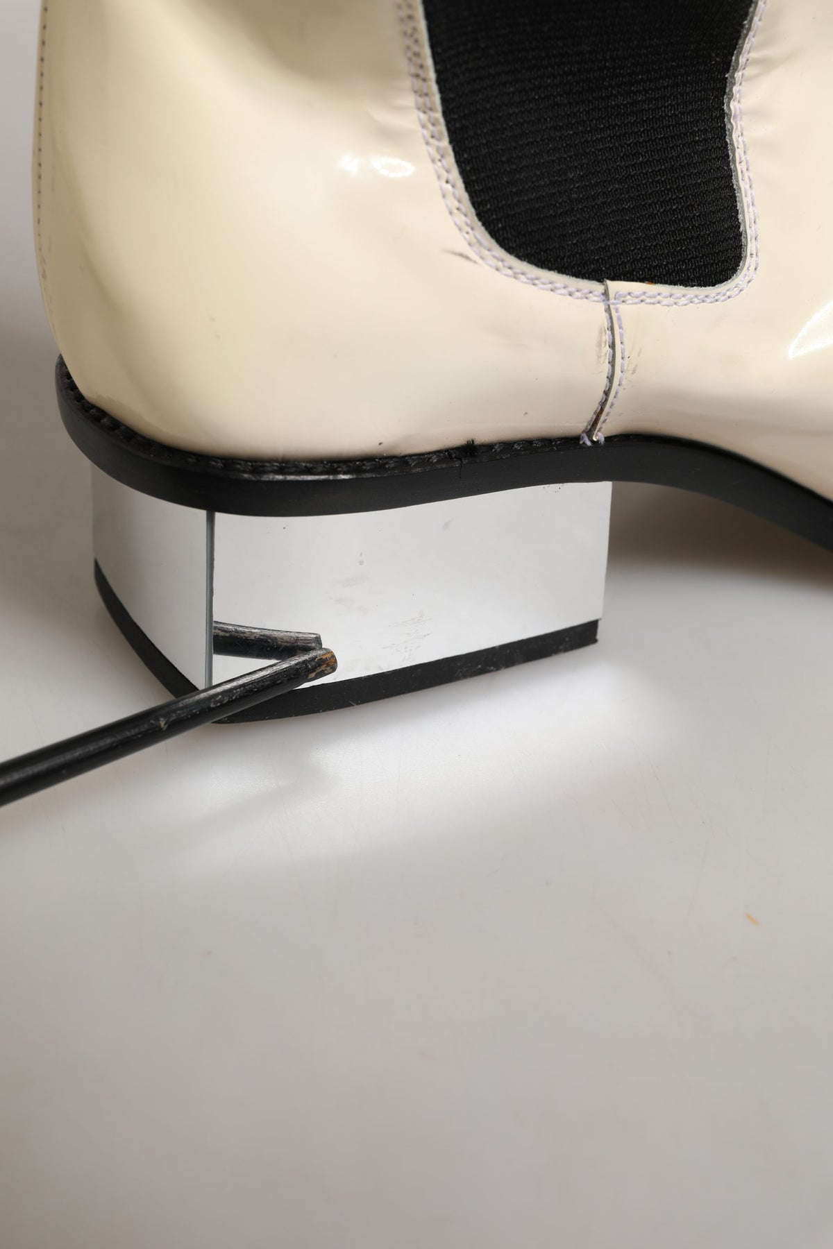 Dolce & Gabbana Weiße schwarze Leder-Kniehochstiefel Schuhe