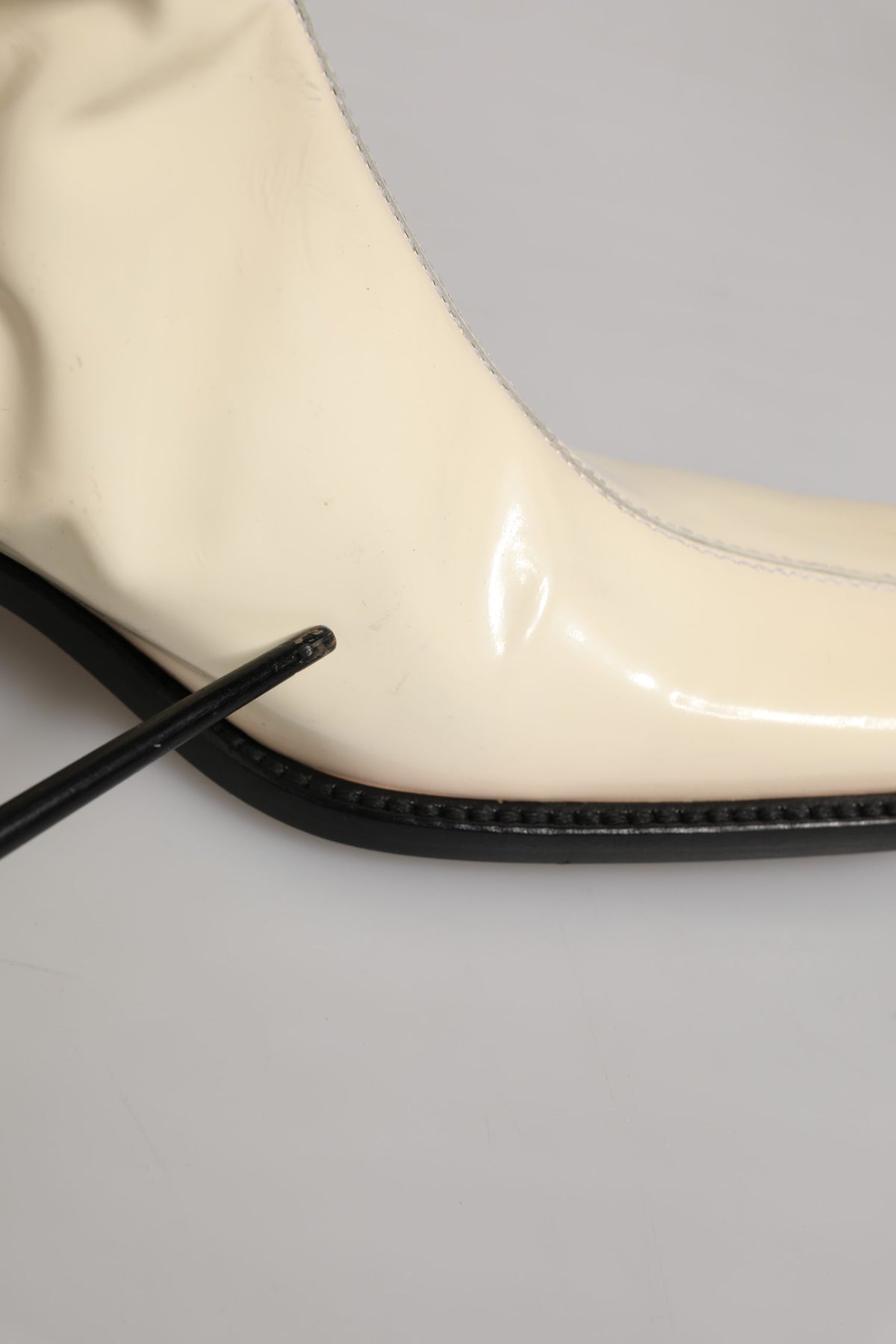 Dolce & Gabbana Weiße schwarze Leder-Kniehochstiefel Schuhe