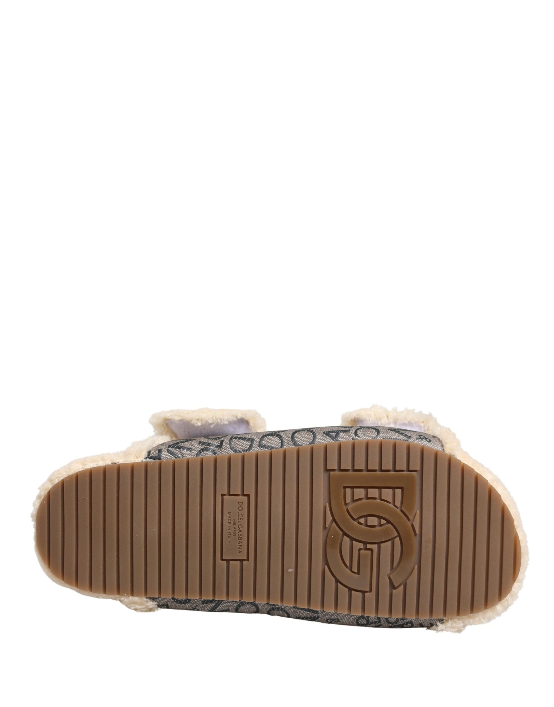 Chaussures sandales plates Dolce & Gabbana beiges en fausse fourrure à logo imprimé