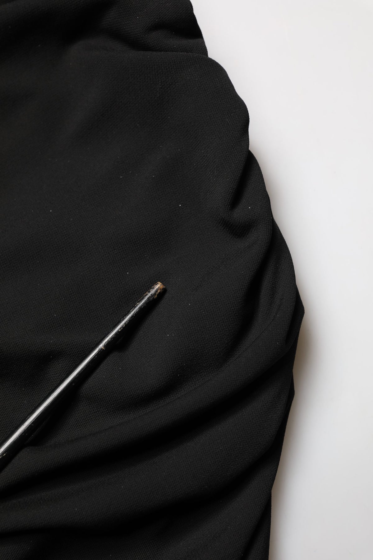 Robe Dolce & Gabbana noire en jersey longueur mollet avec découpes et fronces