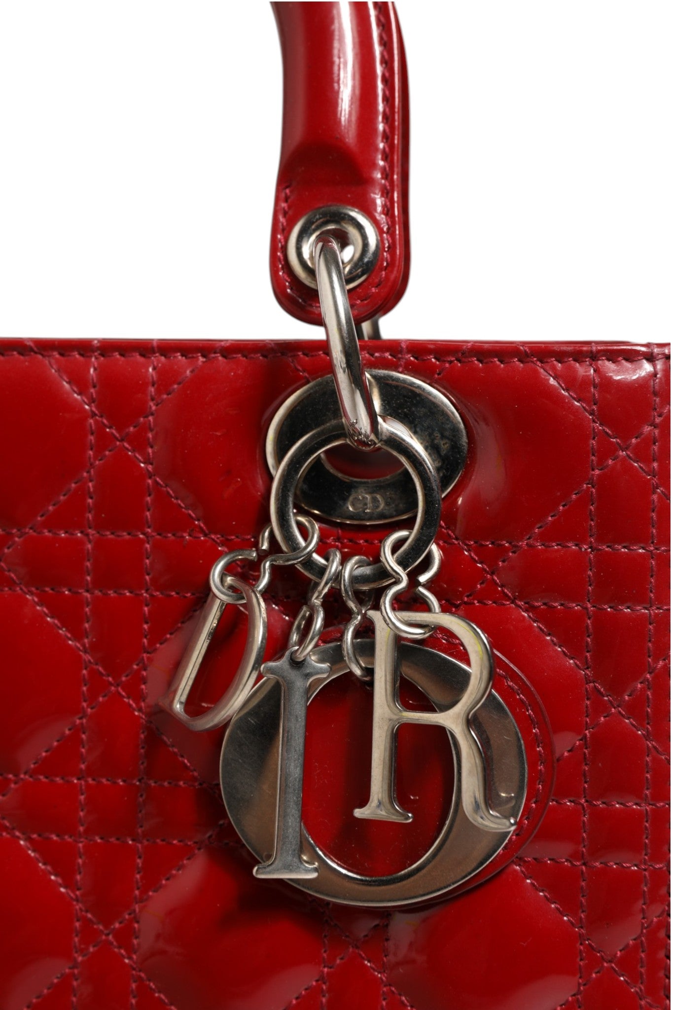 Sac Lady Dior petit modèle Christian Dior en cuir verni matelassé Cannage rouge cerise