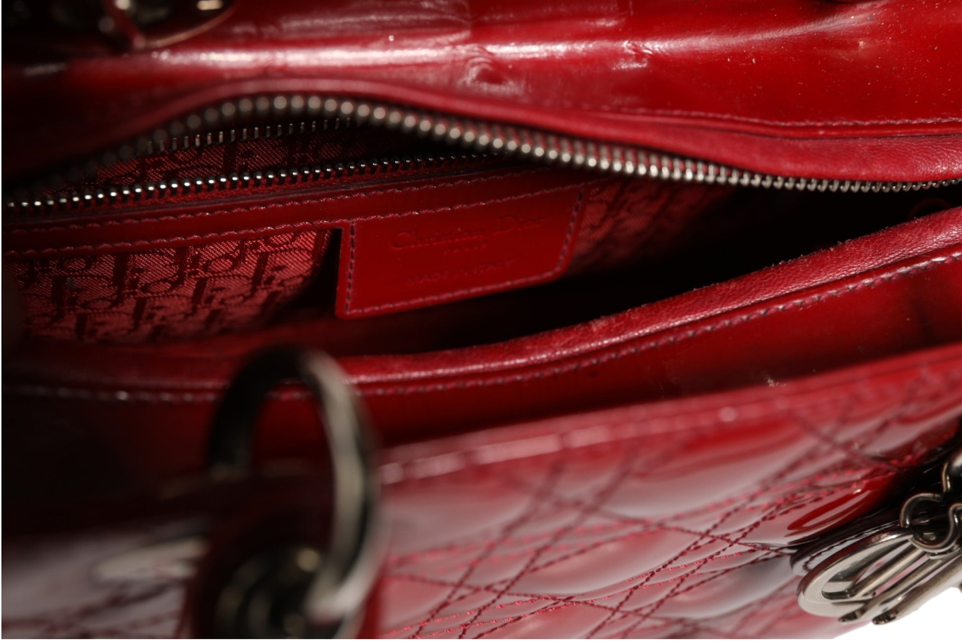 Sac Lady Dior petit modèle Christian Dior en cuir verni matelassé Cannage rouge cerise