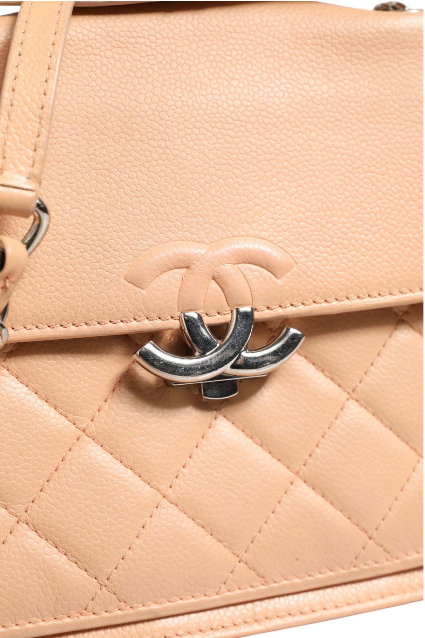 Sac à rabat Chanel en chèvre matelassé petite boîte CC