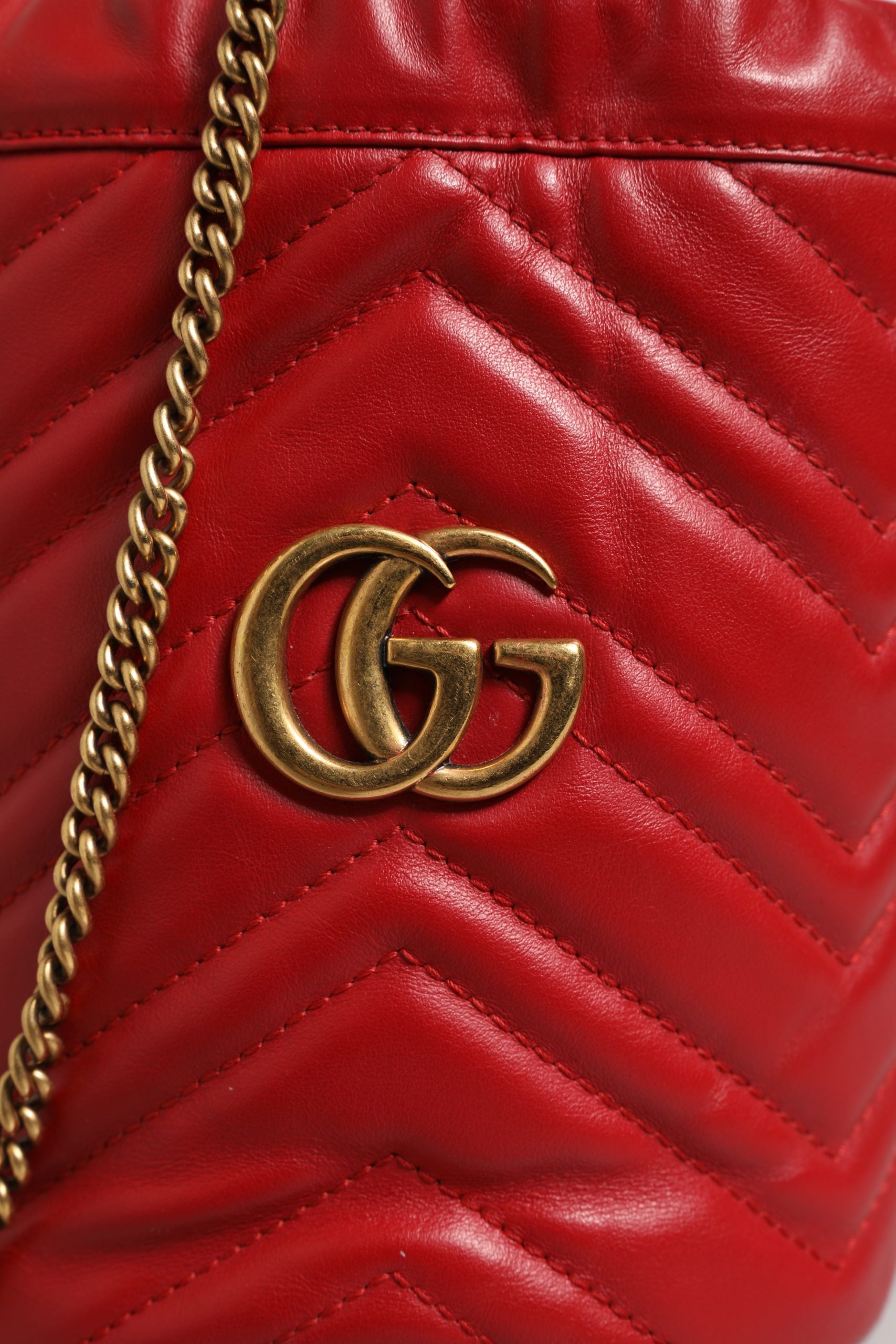 Sac seau GG Marmont en cuir de veau matelassé chevrons rouge Gucci