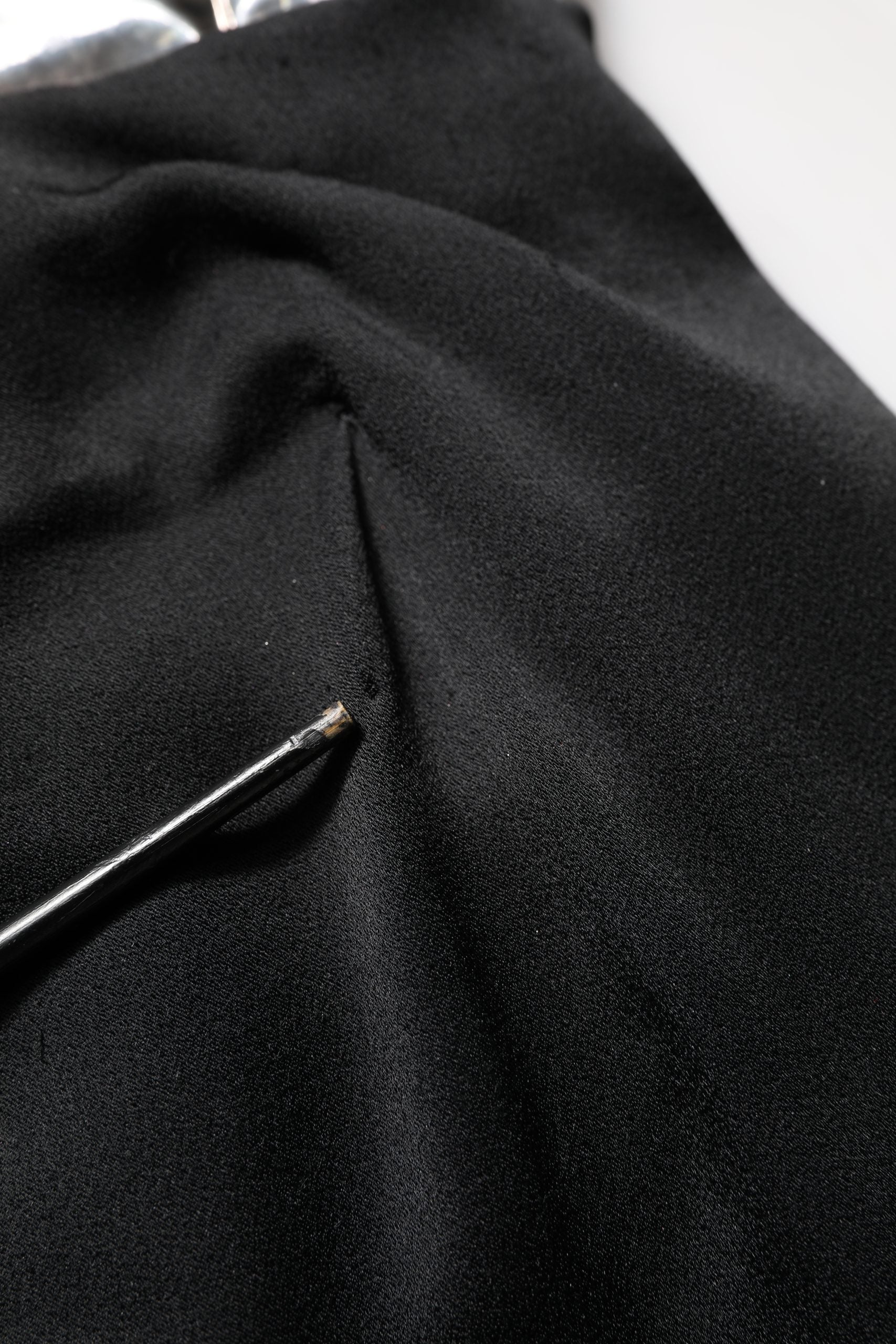 Robe de Cocktail Asymétrique Noire et Argentée Dolce & Gabbana