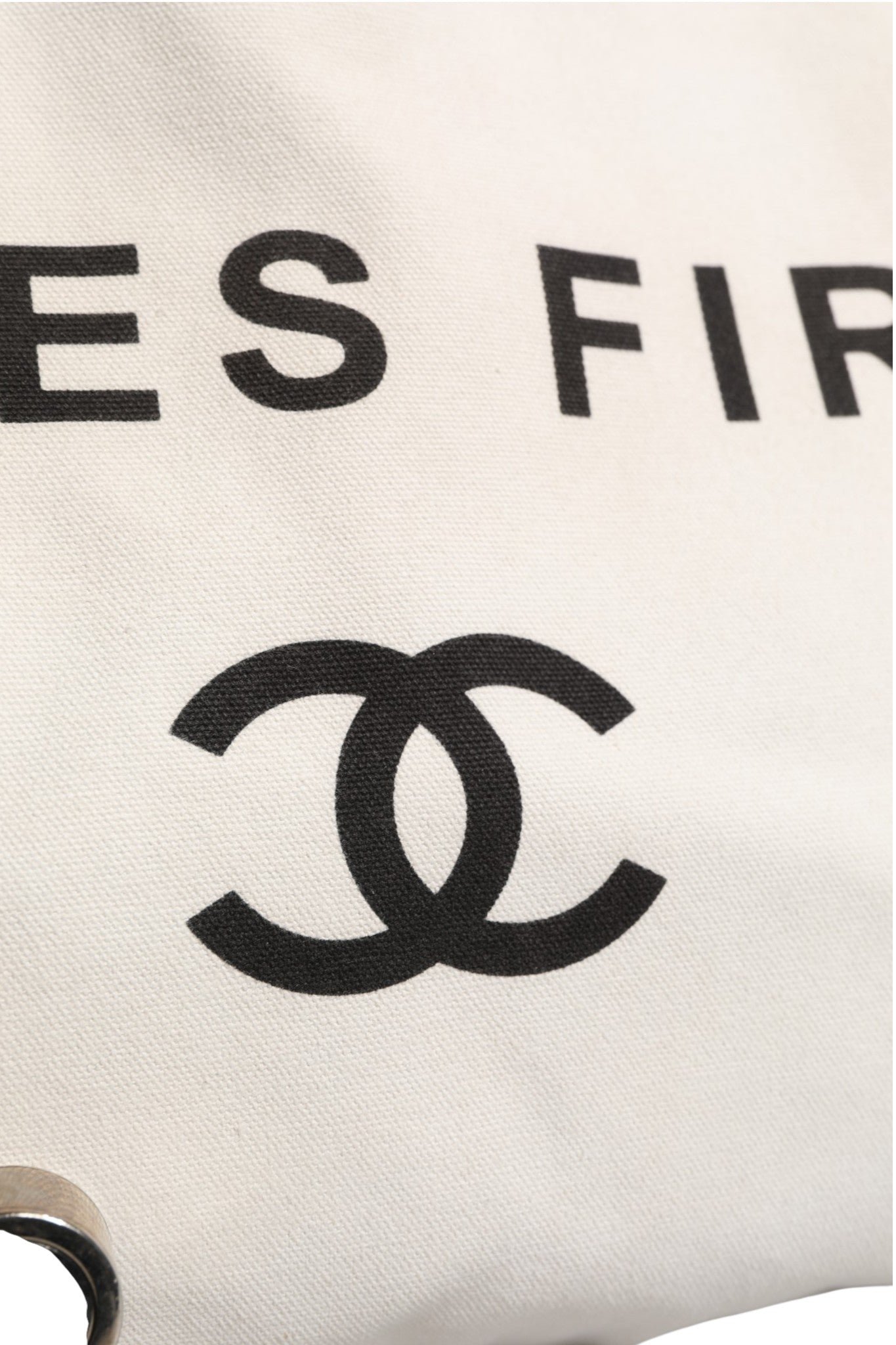 Sac cabas shopper Chanel Ladies First en toile blanche et noire