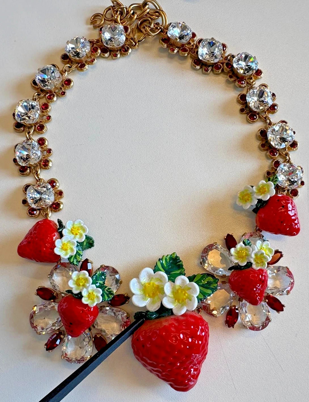 Collier Dolce & Gabbana en laiton doré avec pendentifs FRUITS, fleurs et logo en cristal
