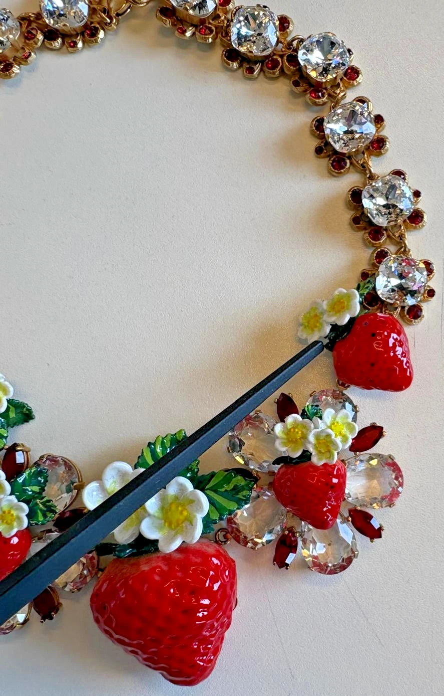 Collier Dolce & Gabbana en laiton doré avec pendentifs FRUITS, fleurs et logo en cristal
