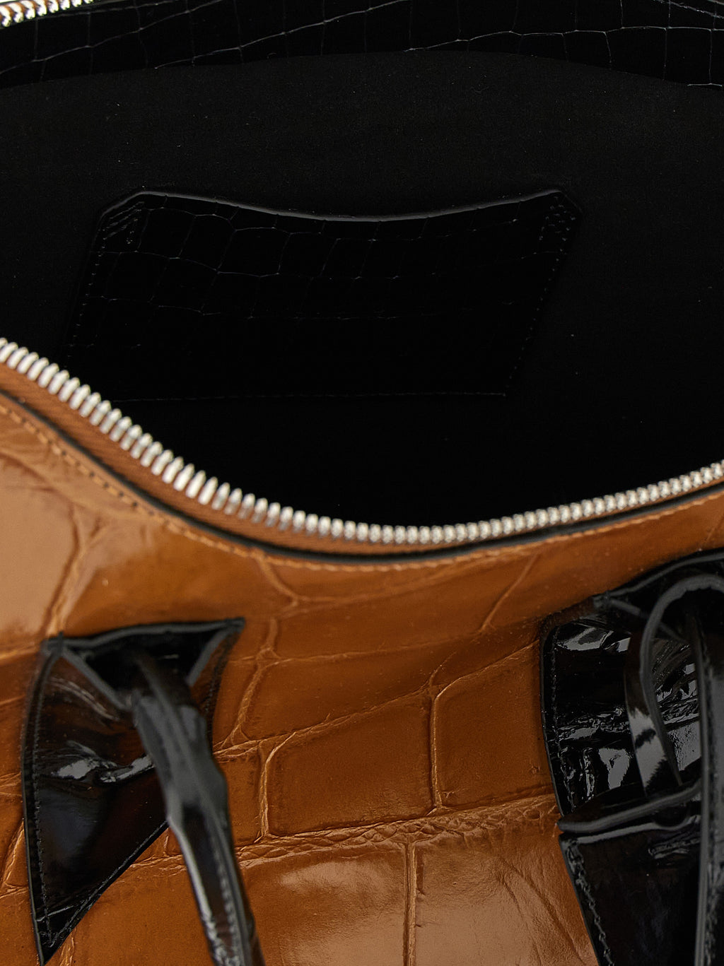 Die Attico Handtasche aus braunem Kalbsleder