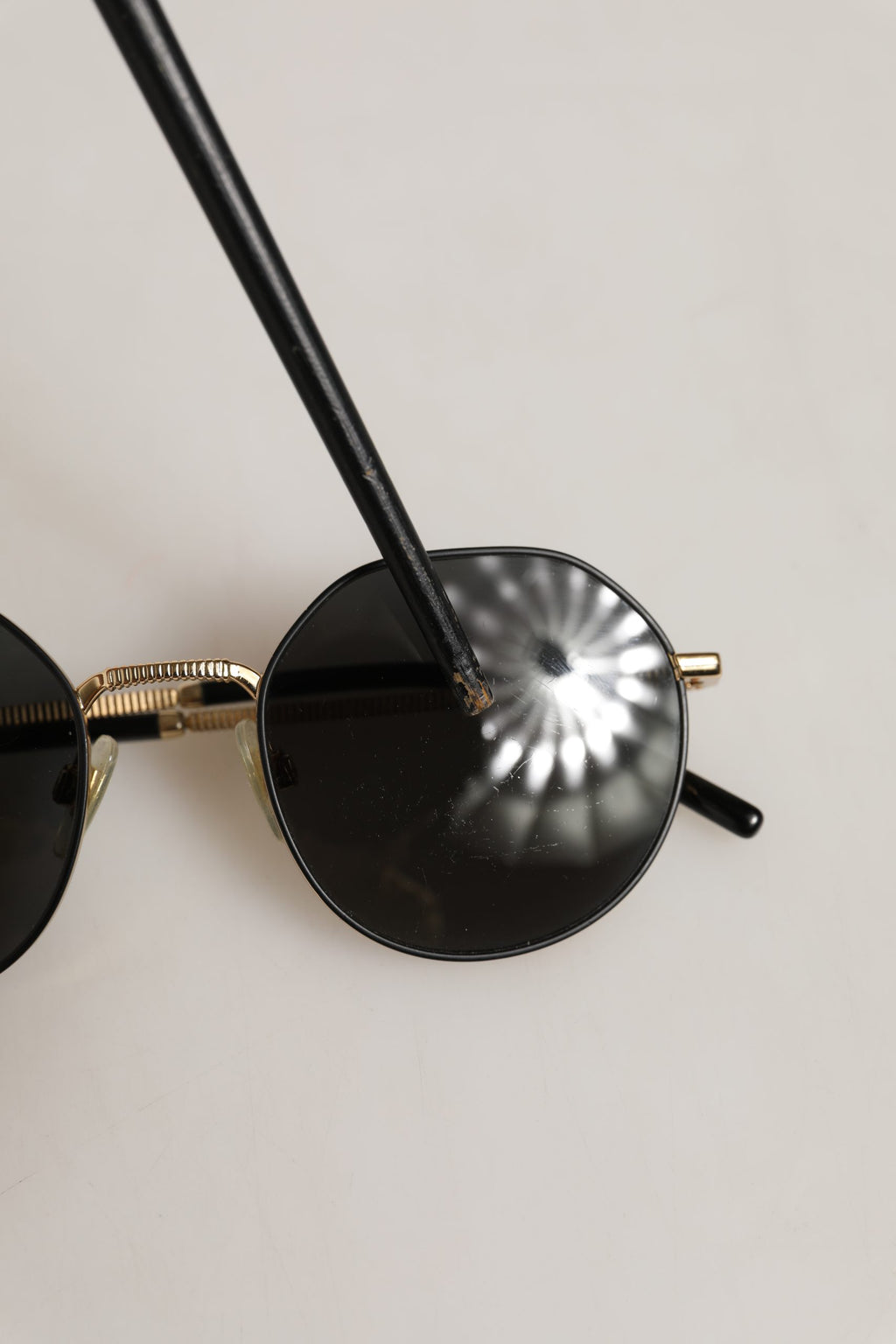 Dolce & Gabbana DG2286 Runde Sonnenbrille mit goldfarbenem Metallgestell